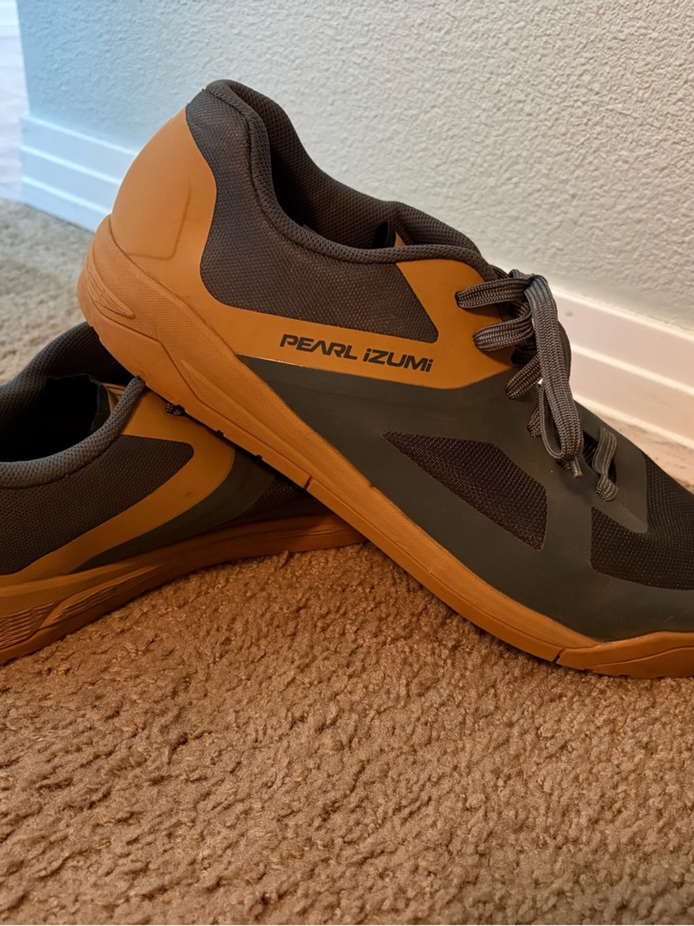 Pearl Izumi Men's Gray and Tan Low-Profile Cycling Sneaker